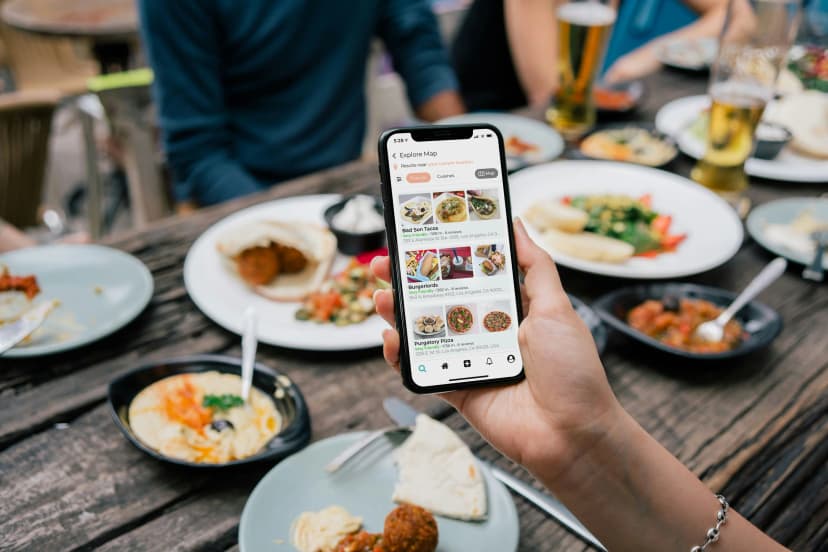 Menu digital sur tablette dans un restaurant